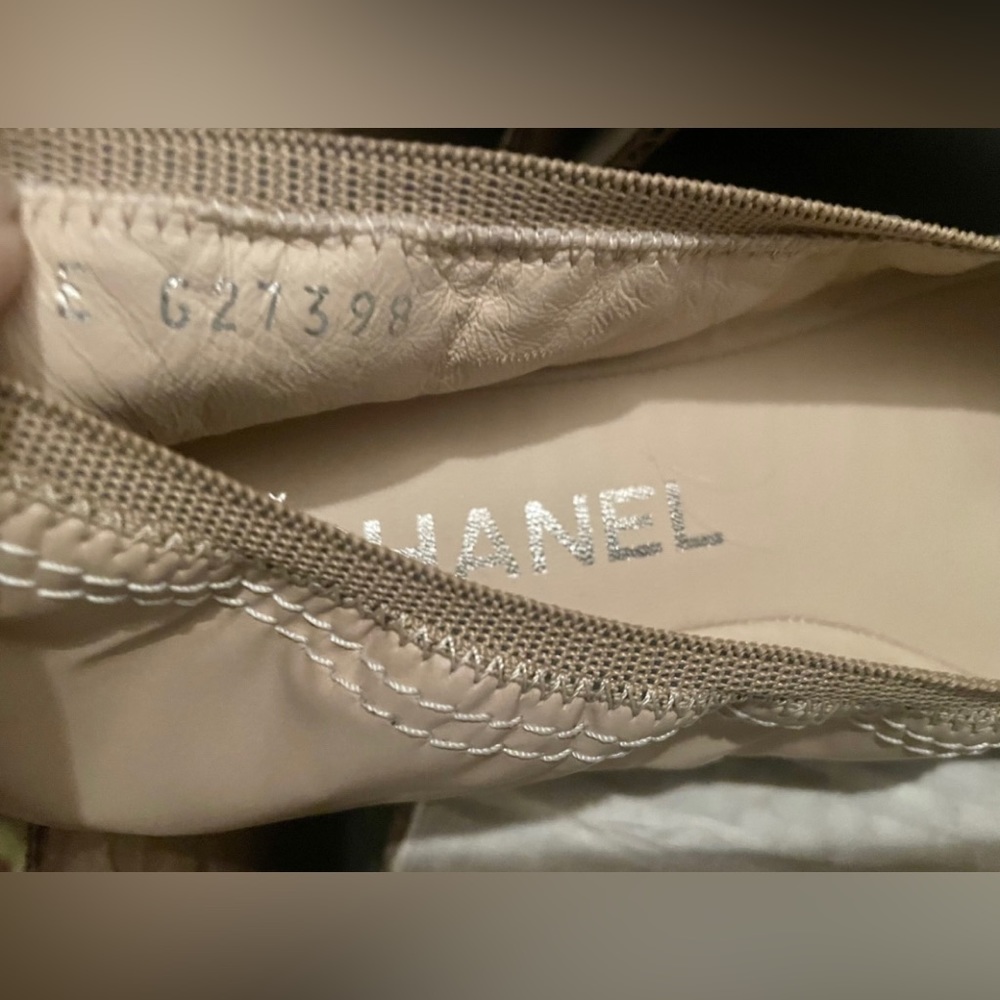 Chanel nude ballerinas with white patent leather accents. - Picture 8 of 9